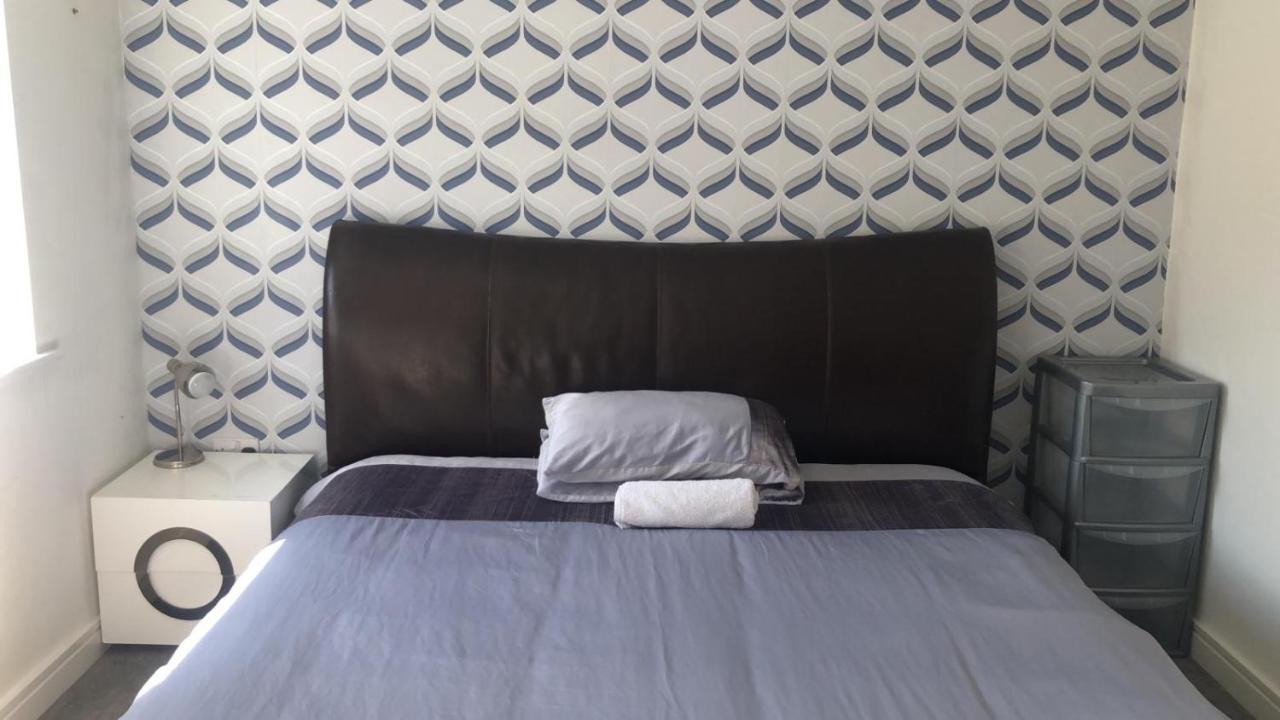 Superking Bedroom Close To The A30 Camborne Bagian luar foto