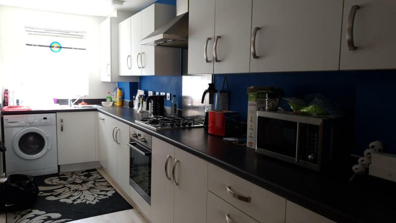 Superking Bedroom Close To The A30 Camborne Bagian luar foto